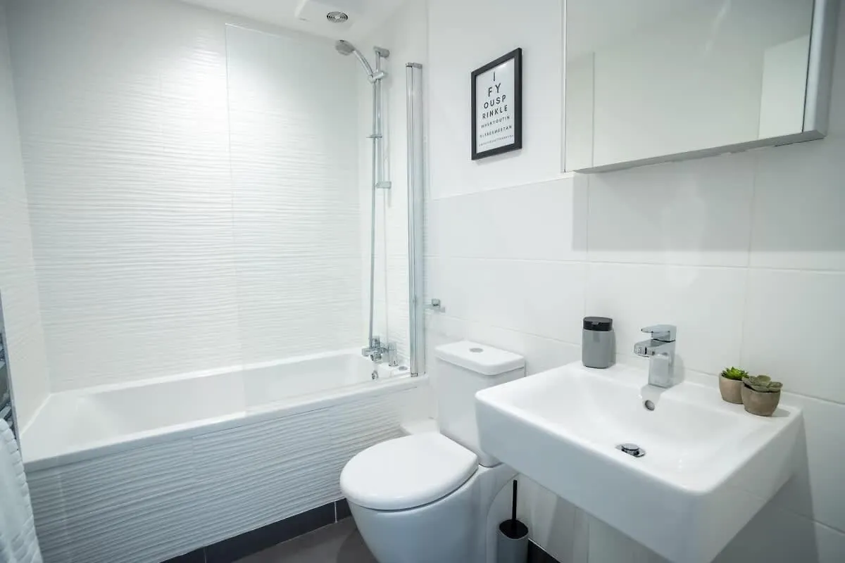 Charming Two-Bedroom Apartment Exeter Quays 0*,